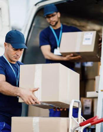joven-mensajero-su-colega-descargando-cajas-carton-furgoneta-reparto_637285-2293